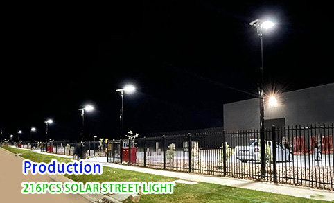Farola solar LED de 120 W para jardín, instalada por la noche en supermercados canadienses.