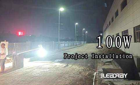 Farola LED solar integrada de 100 W con panel solar