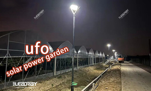 Instalación de luces solares para calles de jardín al aire libre, patio, huerto y fruta en Ghana.