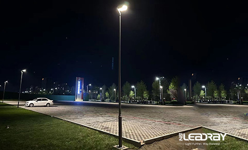 Las luces solares LED para jardín de 38 W de Leadray reciben excelentes comentarios de los clientes tras instalarlas en su patio.