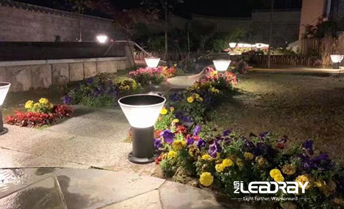 Lámpara LED solar impermeable para exteriores de 4,5 W para césped, moderna lámpara de bolardo para jardín o villa.