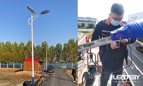 Farola solar tipo split LEADRAY, instalada en la carretera, muy elogiada por los clientes.