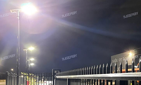 Las farolas solares todo en uno Leadray de 120 W iluminan la noche en los estacionamientos de centros comerciales de EE. UU.