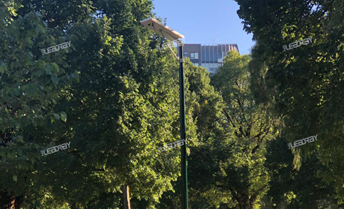 Aplicación de alumbrado público solar en parques