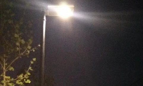 Las lámparas LED solares todo en uno LEADRAY LRC08W se ven en los agricultores