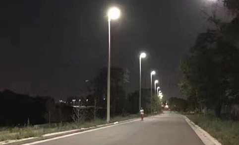 Se instalan farolas solares integradas de alta potencia de 50 vatios en River Road