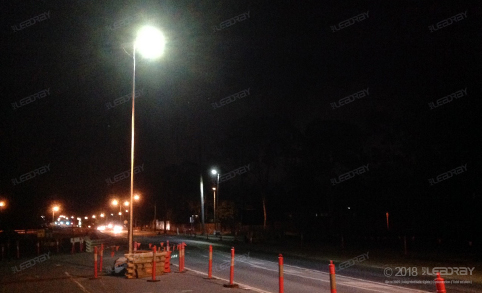 Farola solar todo en uno de 100 W y alto flujo luminoso, resistente a tifones