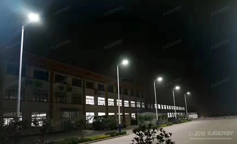 La farola solar integrada de 40 W con sensor inteligente se utiliza ampliamente en áreas industriales.