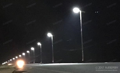 Se instala una farola solar integrada de 80 vatios en el camino de entrada de África.
