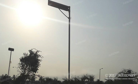Farola solar de 60 W con poste de Leadray utilizada en el parque.
