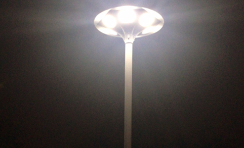 Luz solar de jardín de 30 W instalada en el jardín.