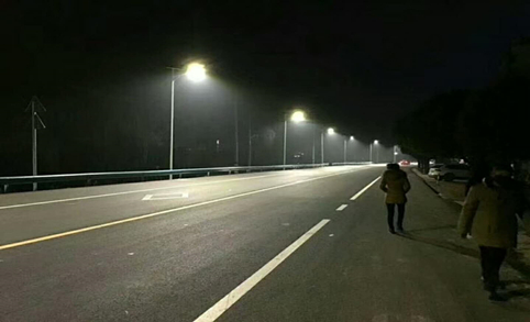Instalación de farolas solares en los dos carriles