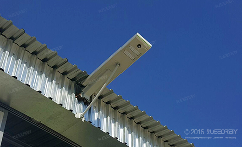 Farola solar LED integrada de 40 vatios instalada en el almacén de un cliente sudafricano.