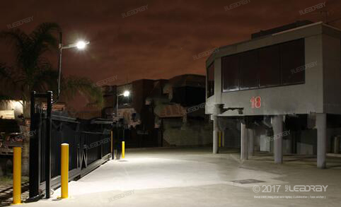 Un cliente de Indonesia finalizó hoy la instalación de lámparas solares LED de 15 W en su jardín.