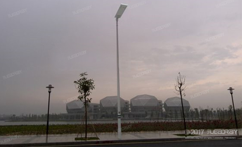Farola solar de 20 W de mantenimiento gratuito para alumbrado público junto al río