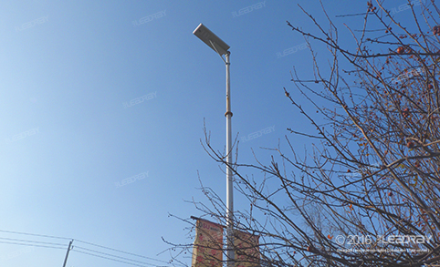 Sede de Leadray: Sustitución de farolas tradicionales por farolas todo en uno de 50 W con panel solar en todo el parque industrial.