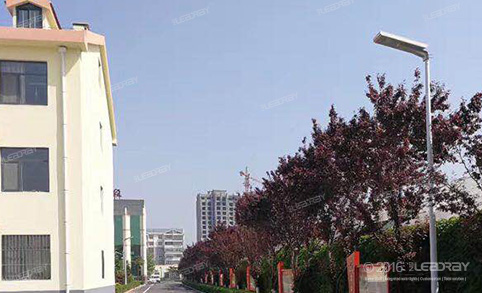 La farola de panel solar de 20 W con sensor de movimiento se utiliza ampliamente en áreas residenciales y caminos.