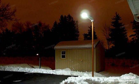 Las farolas solares integradas de 15 vatios de Leadray iluminaron el cielo nocturno nevado de Canada Village.
