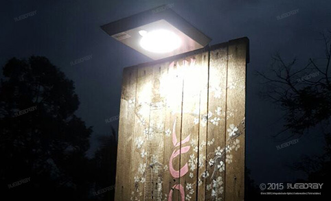 Mini luces solares publicitarias de 5 W que logran un excelente efecto de iluminación en la cartelera tras su instalación por parte de nuestro cliente de Malasia.