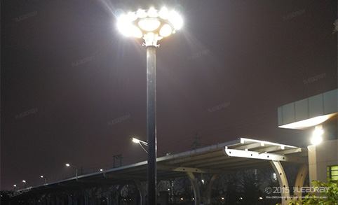 Las luces solares LED para jardín de 15 W de Leadray reciben excelentes comentarios de los clientes tras instalarlas en su patio.