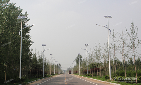 Farola LED solar semiintegrada de 50 W para proyectos de alumbrado público en Huayu, provincia de Shandong.