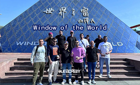 Clientes de Ventana del Mundo Shenzhen, China, Arabia Saudita visitando atracciones turísticas juntos