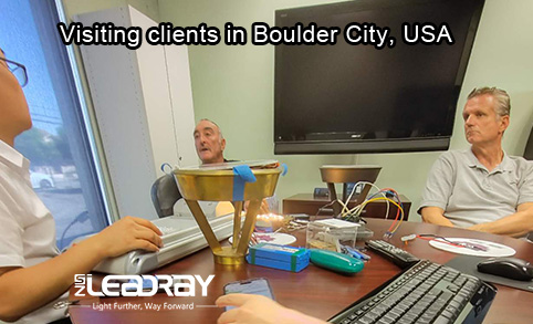 Visita a clientes en Boulder City, EE. UU., para hablar sobre sistemas de alumbrado público.
