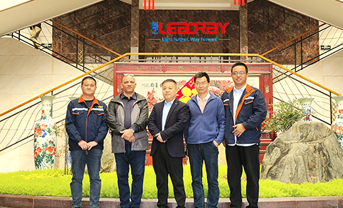En abril de 2023, amigos extranjeros realizarán una inspección transfronteriza de la fábrica de producción de farolas LEADRAY.