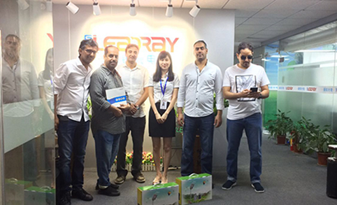 Clientes VIP de Leadray de Arabia Saudita inspeccionan el estado de su pedido de luz solar para exteriores con sensor de movimiento.