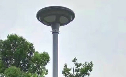 Nuestro cliente de Mauricio está satisfecho con el efecto de iluminación de nuestra luz solar LED para jardín de 15 W y elogia a nuestro equipo de desarrollo de productos.