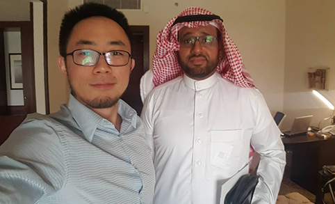 El Presidente, el Sr. Lee de Arabia Saudita, nos visitó y mostró gran interés en nuestras luces solares todo en uno.