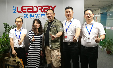 Nuestros clientes japoneses nos visitan y desean ser nuestros agentes para el mercado japonés. Después de probar muestras de nuestras farolas solares, seguramente estarán satisfechos con nuestra calidad y precio.