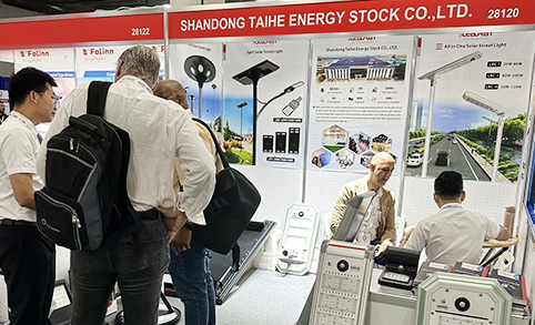 Me gusta seleccionados, debates in situ e intercambios con clientes en la Exposición de Iluminación Leadray de Shenzhen