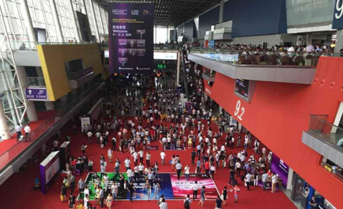 Las farolas solares de 15 vatios de Leadray impresionaron profundamente a nuestro equipo de clientes japoneses en la 120.ª edición de la Feria del Gato de Otoño.
