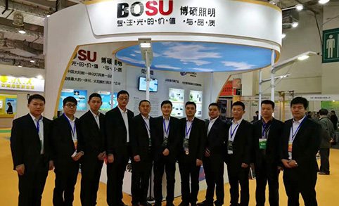 Se recomiendan farolas solares integradas de 100 W para la construcción de carreteras rurales en China durante la Exposición de Iluminación de Jining.