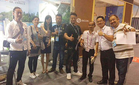 Equipos japoneses de alto rendimiento visitan el stand de Leadray para farolas solares todo en uno durante la 120.ª Feria de Cantón