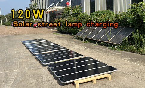Carga de farolas solares, pedidos de clientes, farolas LED solares de aluminio para exteriores de 120 W