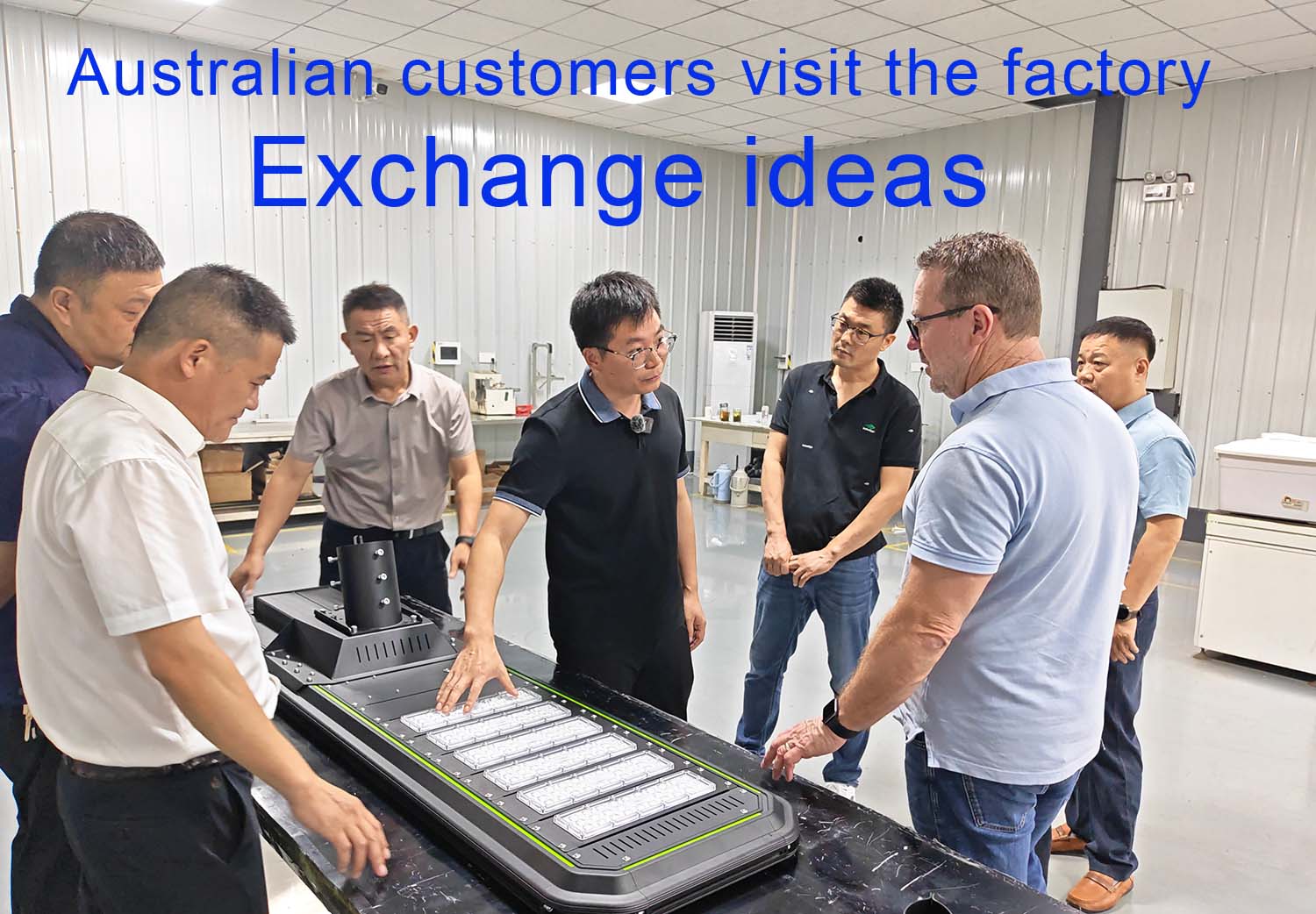 Un cliente australiano visita la fábrica de farolas solares LEADRAY para una comunicación y cooperación en profundidad.