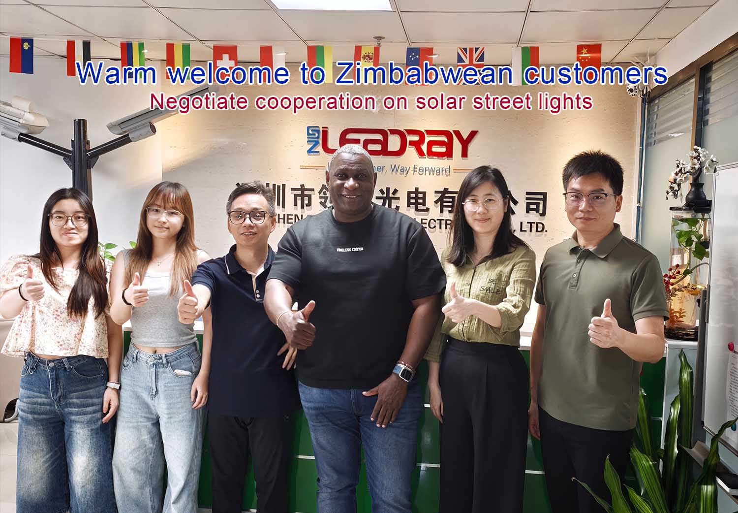 Bienvenidos a LEADRAY, clientes de Zimbabue, para negociar acuerdos comerciales relacionados con el alumbrado público solar.