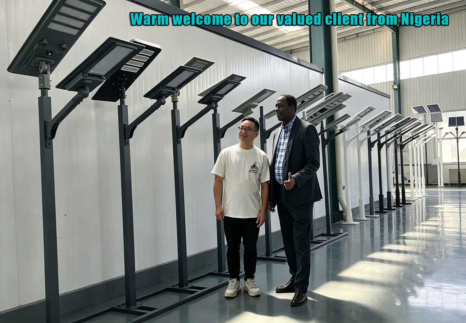 Una cálida bienvenida a nuestro estimado cliente de Nigeria. Nuestro invitado recorrió nuestra sala de exposición, las exhibiciones de luces solares y el área de exhibición de paneles solares.
