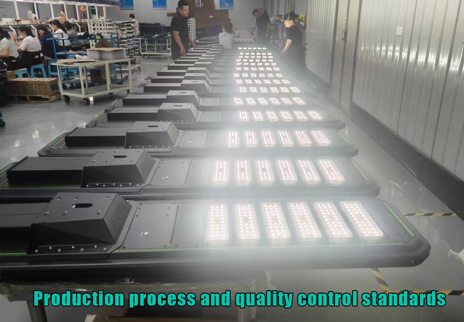 El taller de producción toma fotos reales de la producción de farolas solares integradas.